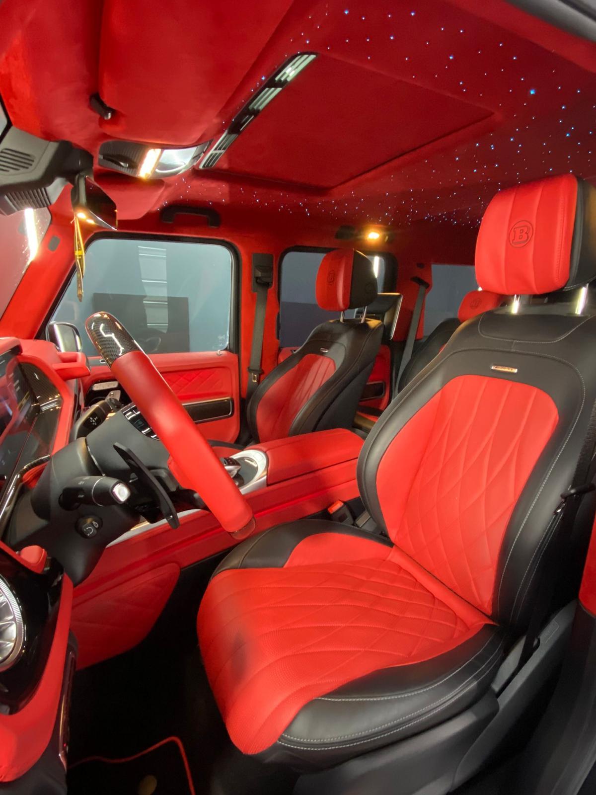 Luxuriöses rot und schwarz Interior mit Sternenhimmel