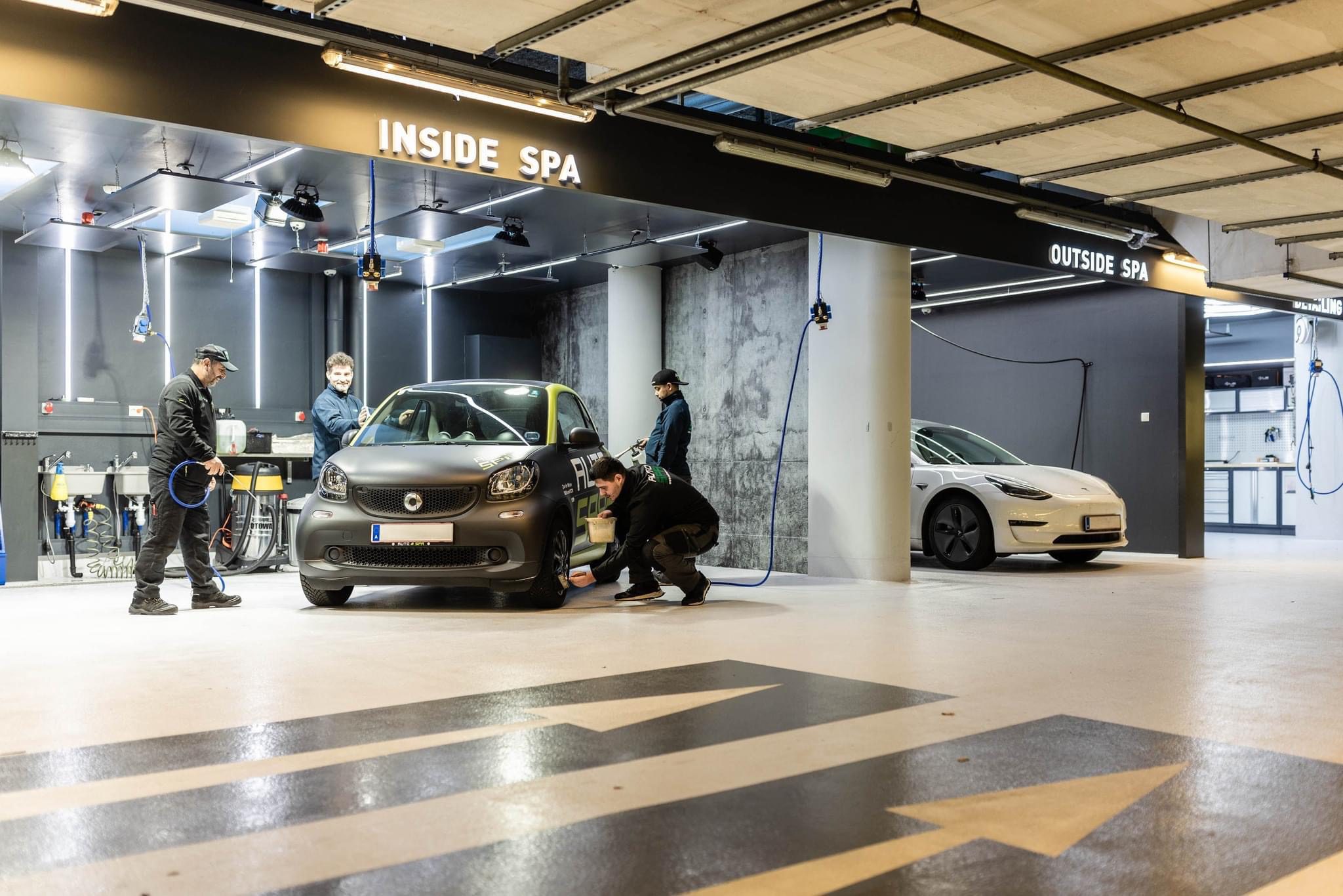 Autwaschanlage mit seperaten Boxen für Inside Autwäsche und Outside Autowäsche sowie eine Detailing-Box für Autos