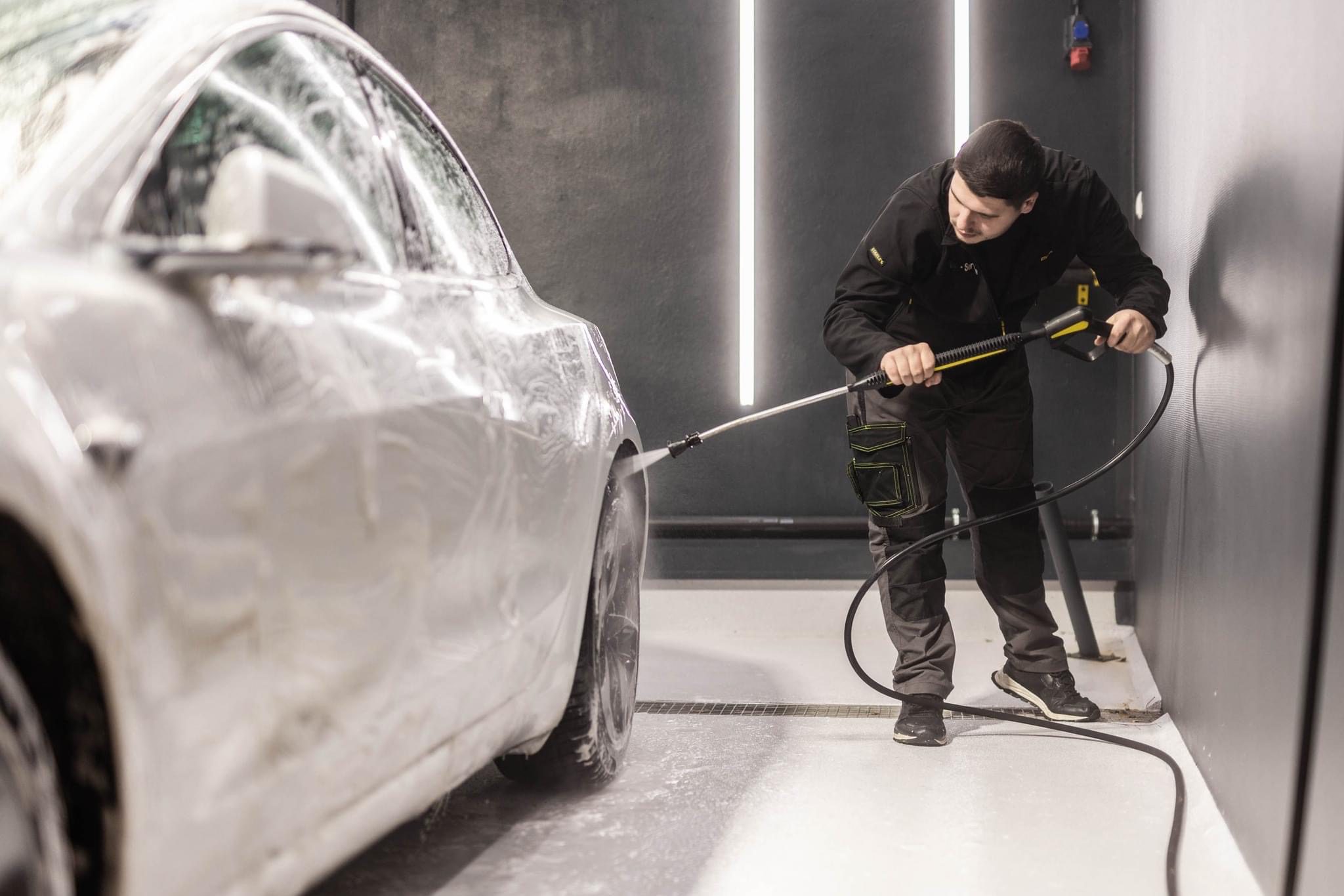 Autoreinigung mit Druckluftwäsche eines weissen Wagens