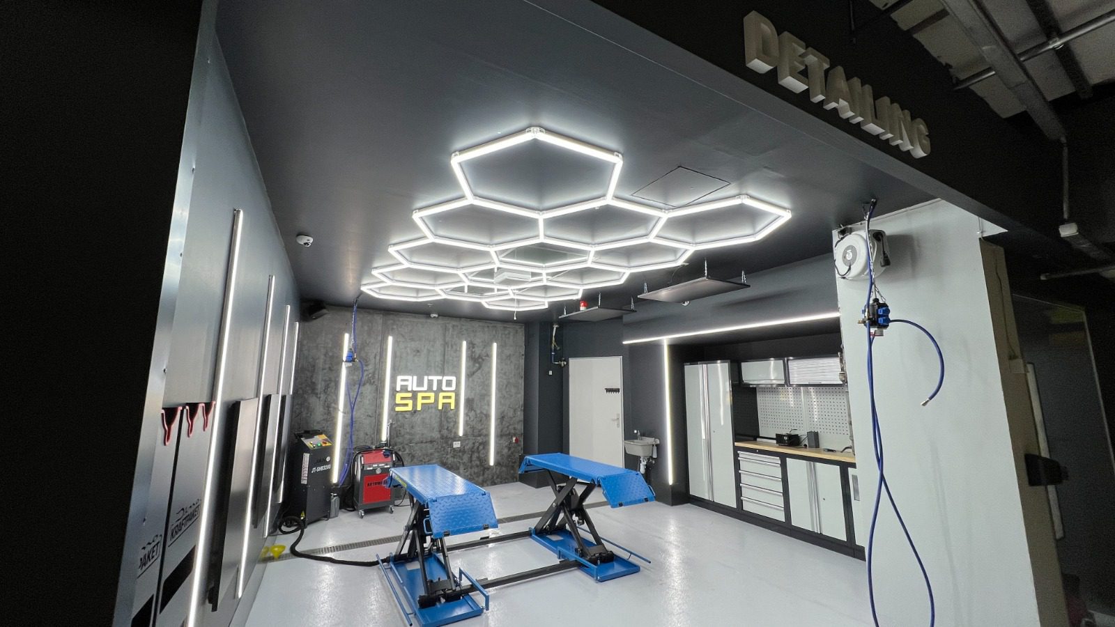 Hebebühne in einer Koje im AutoSPA