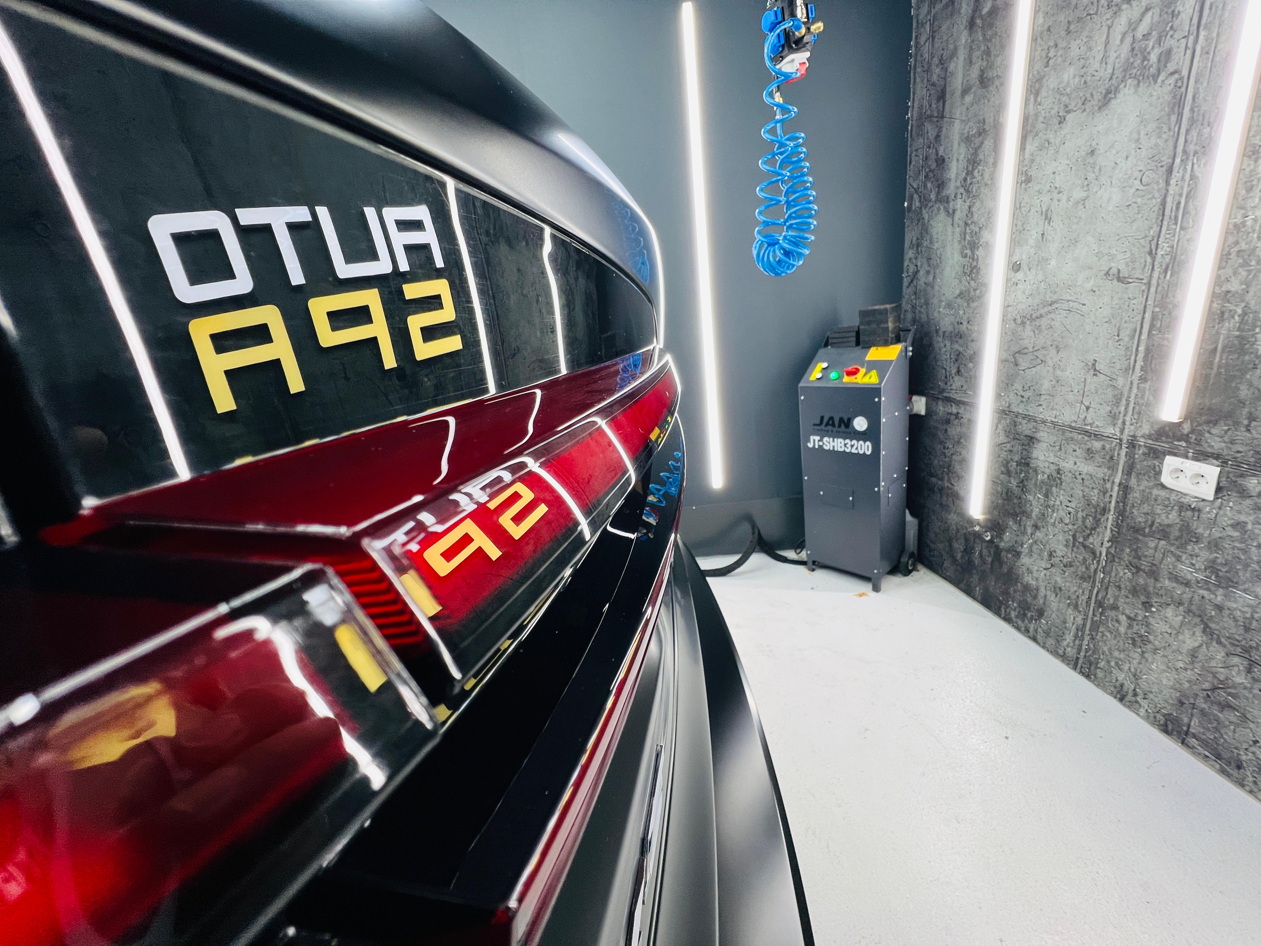 Glänzender BMW 7 Series in schwarz mit ausserordentlich glänzendem Lack