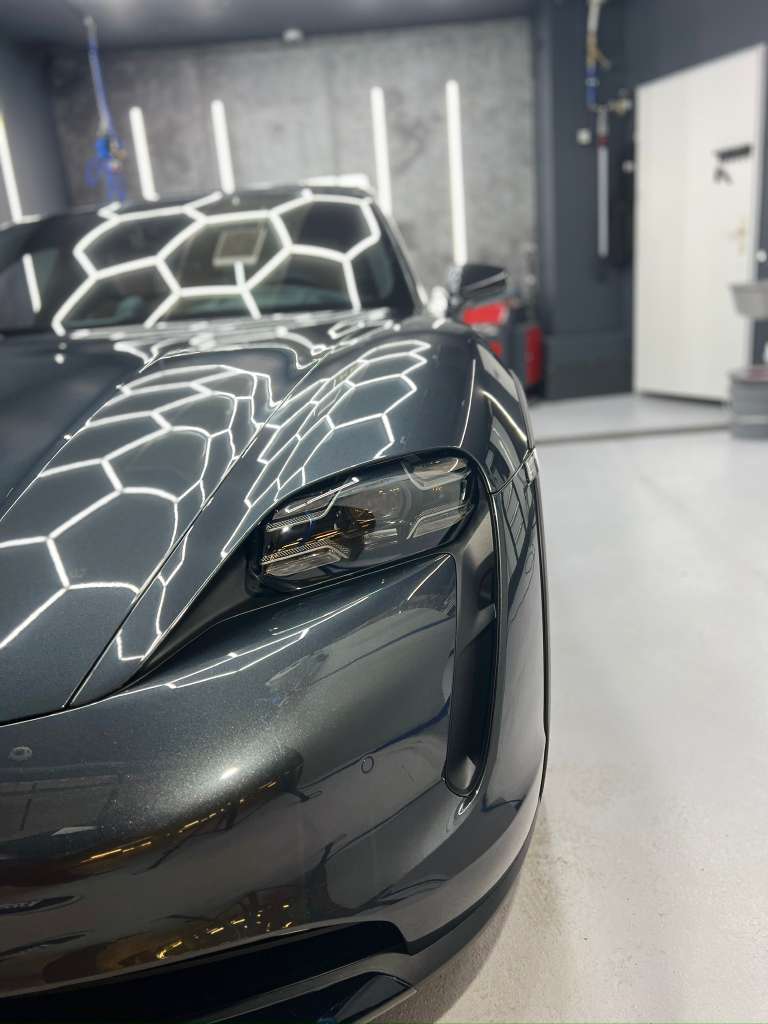 grauer Porsche mit glänzendem Lack