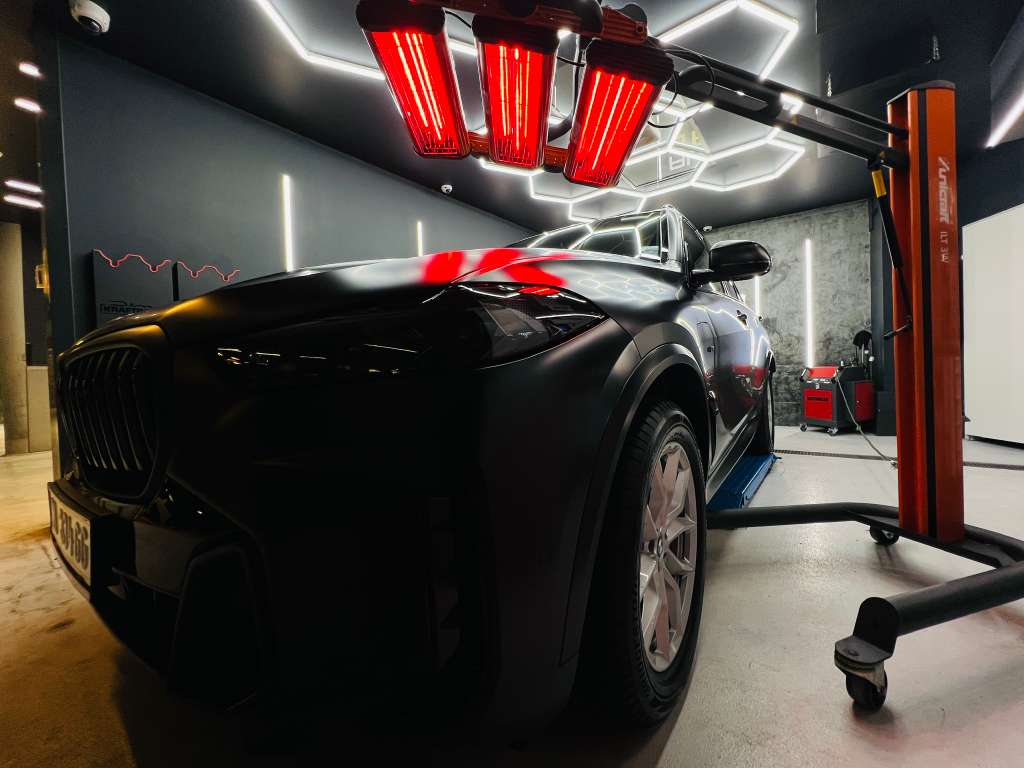 Keramikversiegelung eines Wagens mit einer matteren Oberfläche